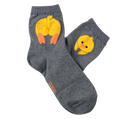 Graue Socken mit gelber Ente beim Überqueren
