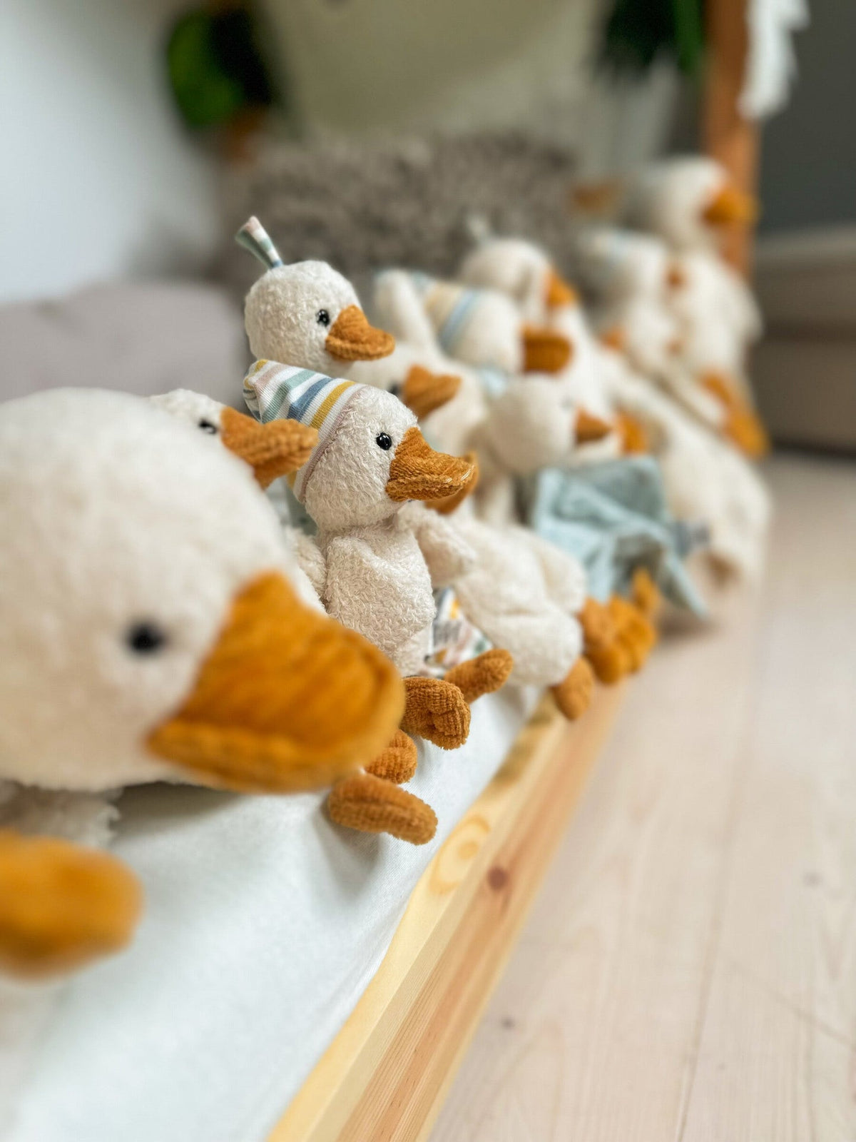 Peluche Canard Edda S avec hochet - 17 cm – mise en situation