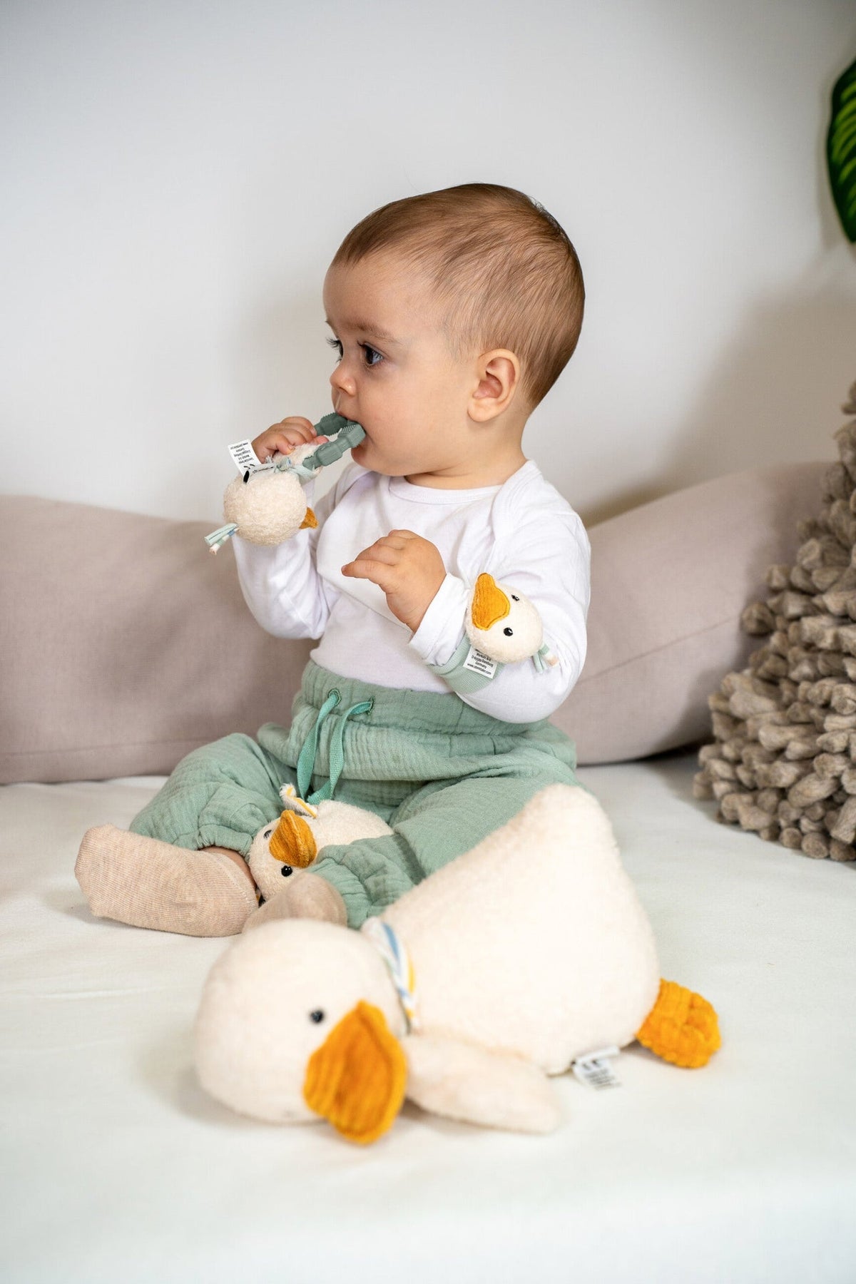 Peluche Canard Edda S avec hochet – mise en situation