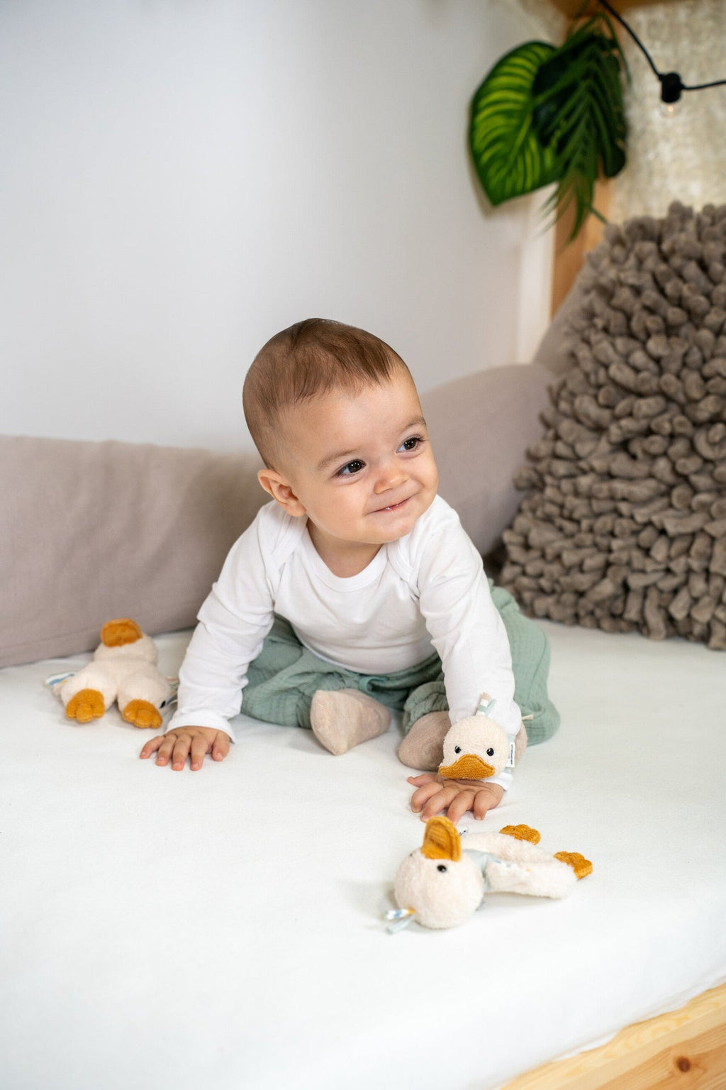 Peluche Canard Edda S avec hochet – mise en situation