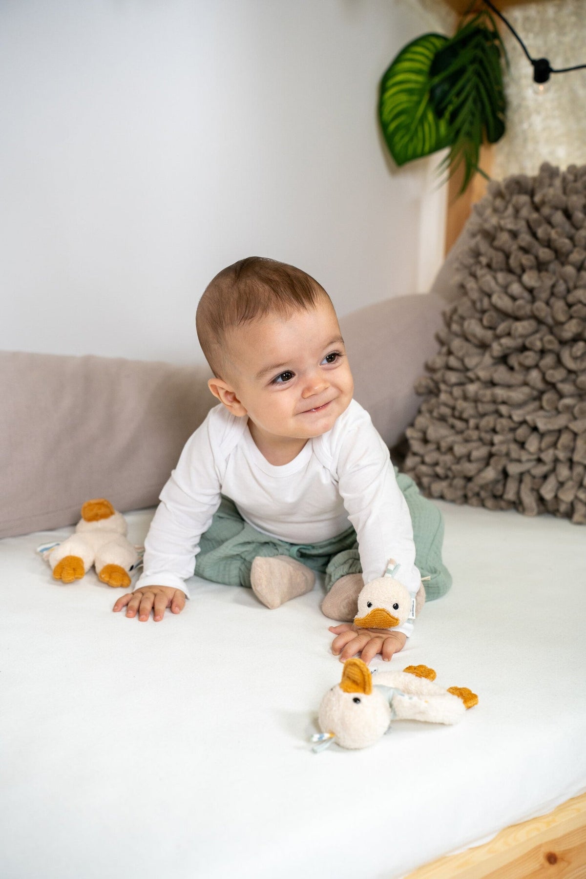 Peluche Canard Edda S avec hochet – mise en situation