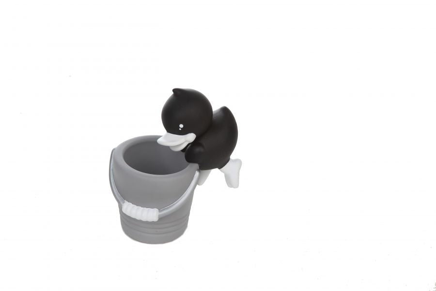 Črni lonec s svinčnikom