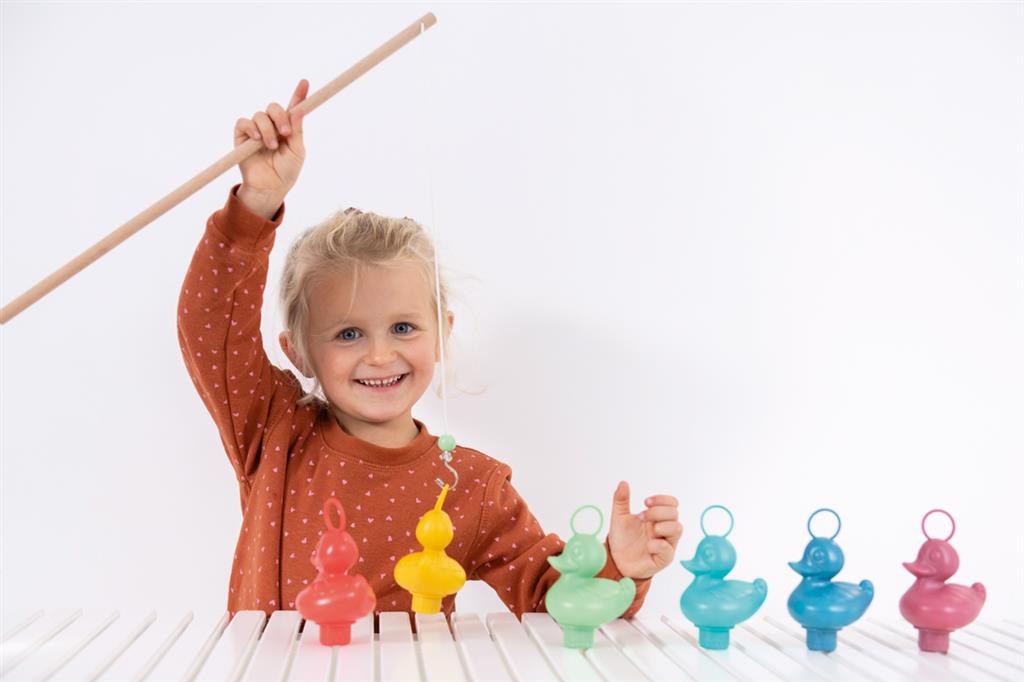 Duck fishing duck - Coral