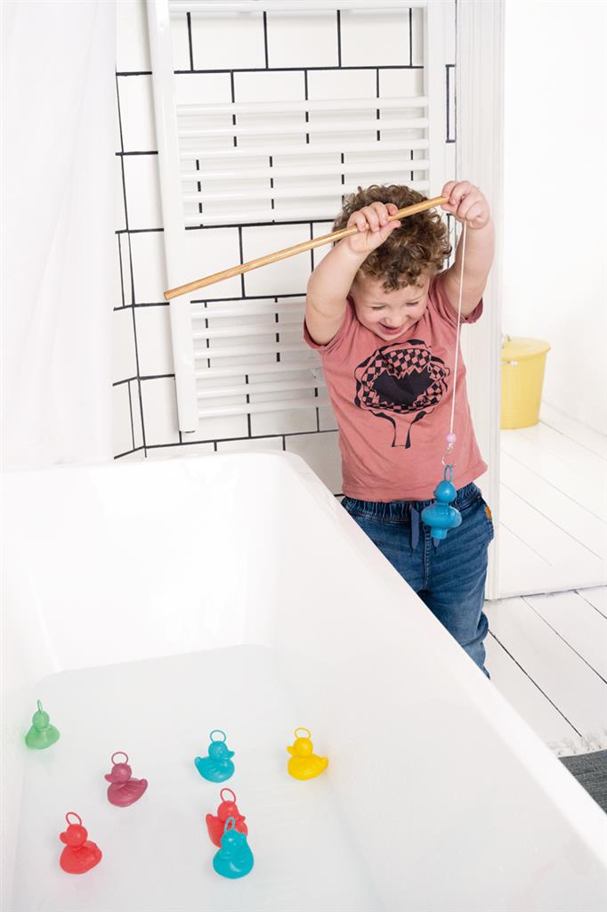 Duck fishing duck - Coral