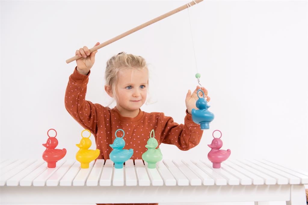 Duck fishing duck - Coral