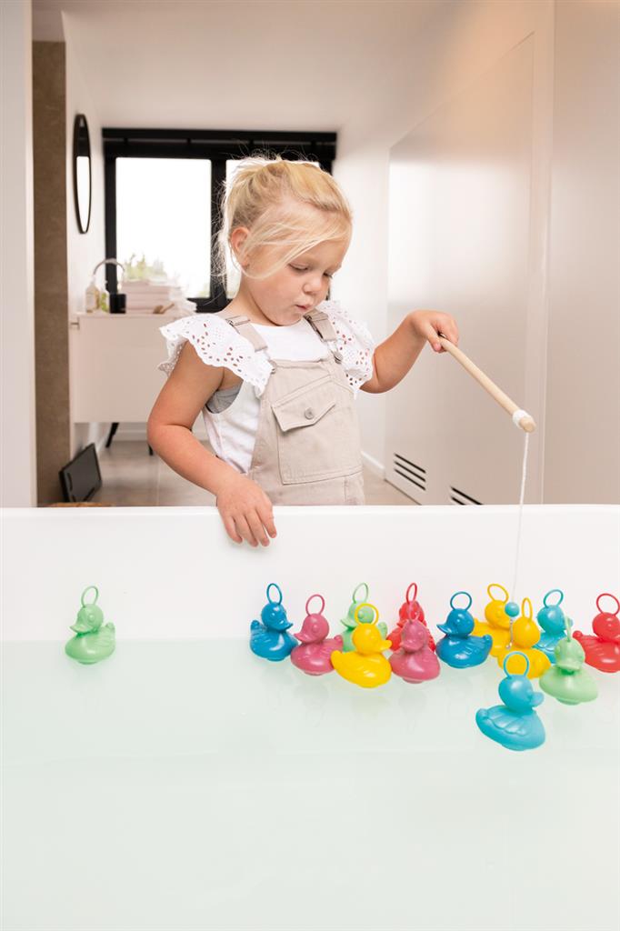 Duck fishing duck - Coral