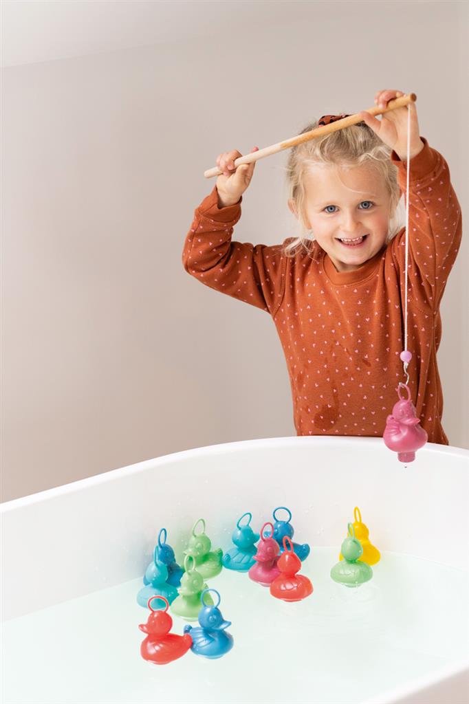 Duck fishing duck - Coral