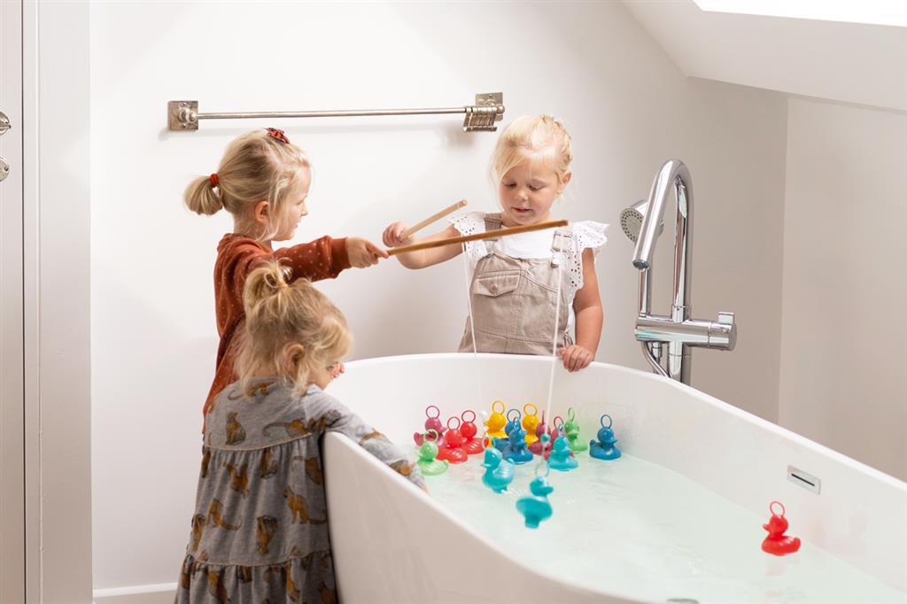 Duck fishing duck - Coral