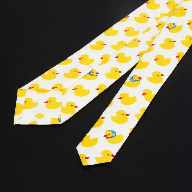 Patos amarillos de corbata fina