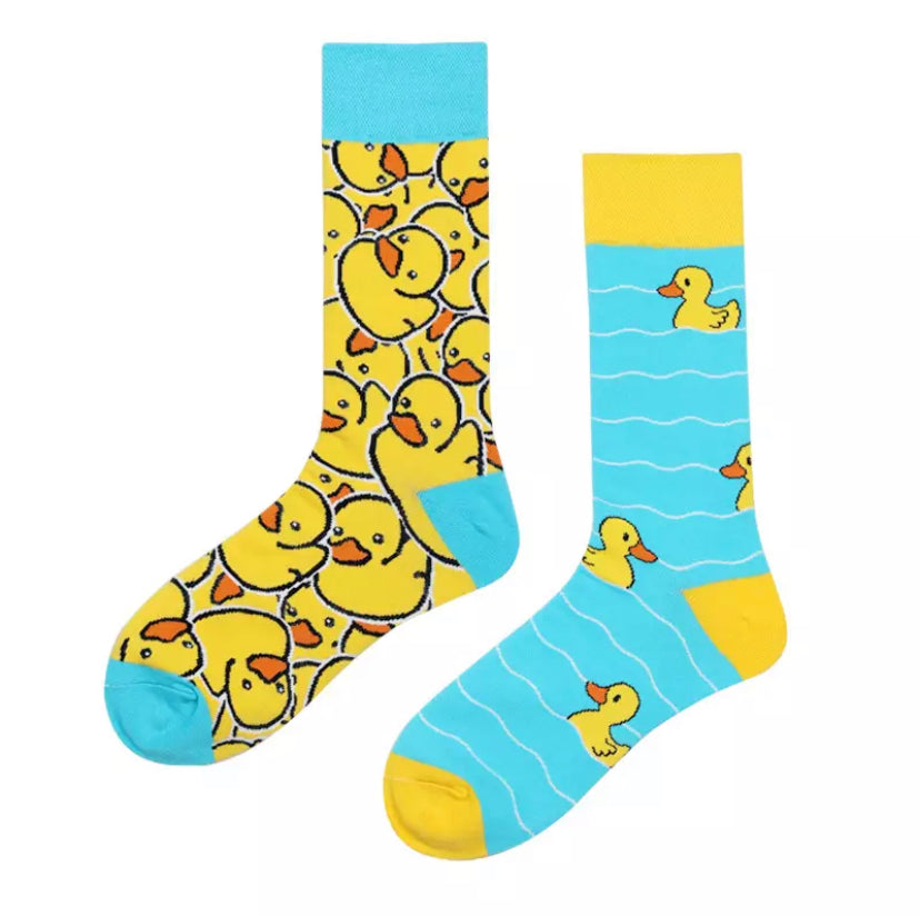 Calcetines no coincidentes en el pato amarillo