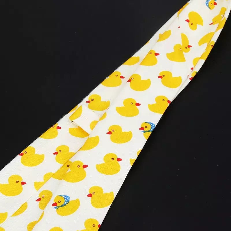 Patos amarillos de corbata fina
